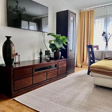 Yellow Apartment Airport Galeria Mokotow Netflix Warsaw Exterior photo