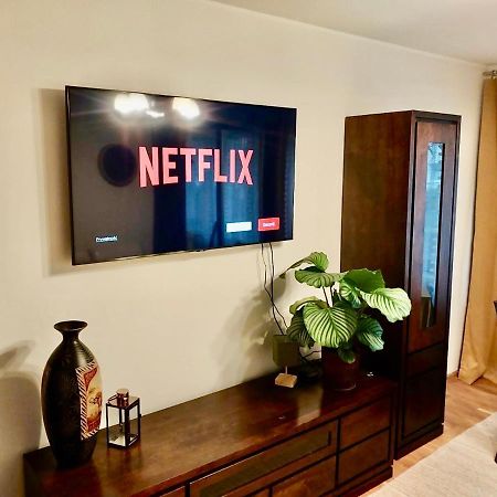 Yellow Apartment Airport Galeria Mokotow Netflix Warsaw Exterior photo